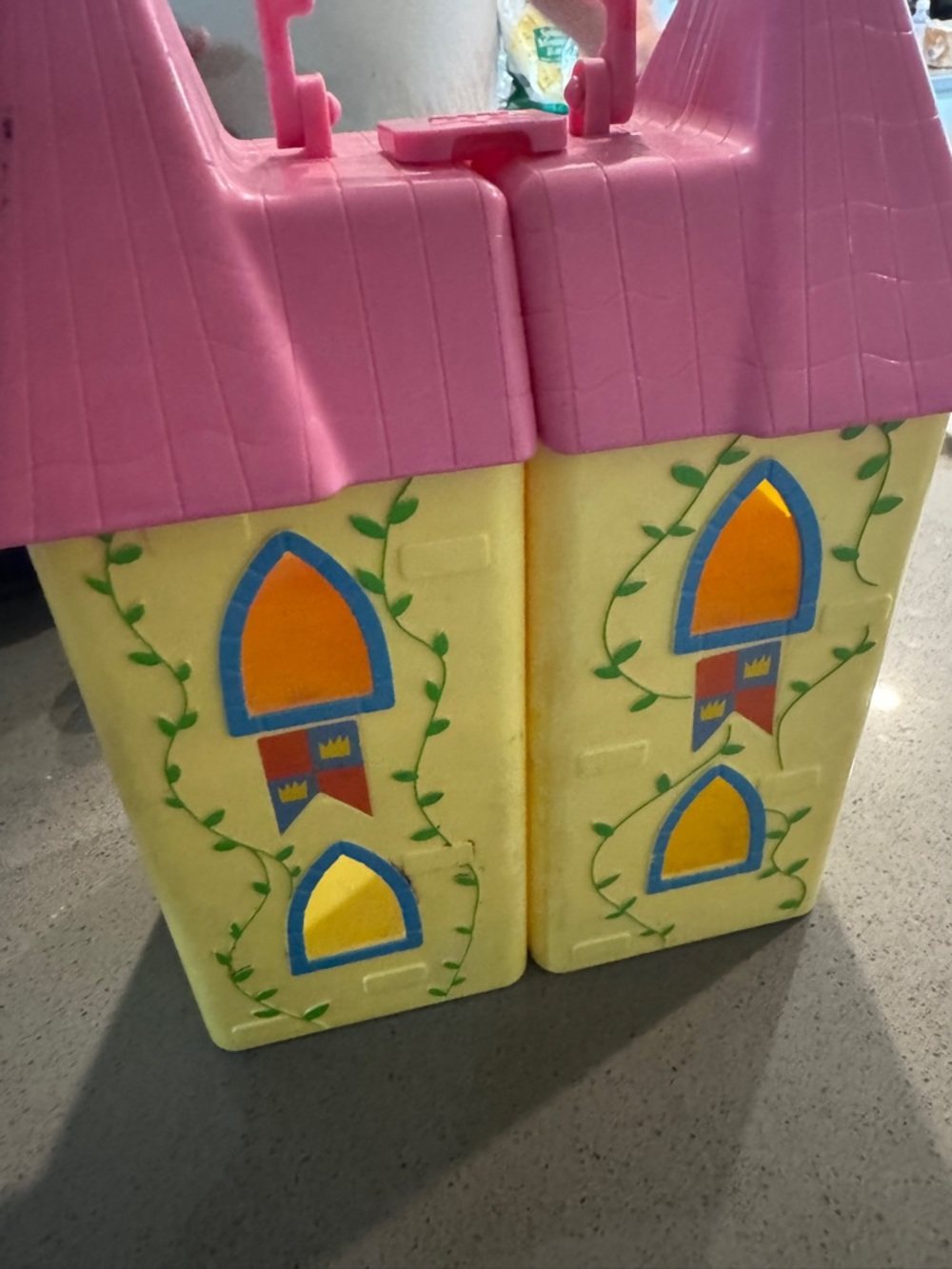 Peppa Pig Dollhouse Castle- Locking for easy carry! No drawbridge
